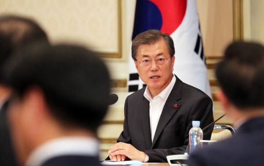 문재인 대통령이 28일 오후 청와대 영빈관에서 열린 2017 대한민국 혁신성장 전략회의를 주재하고 있다. 연합뉴스